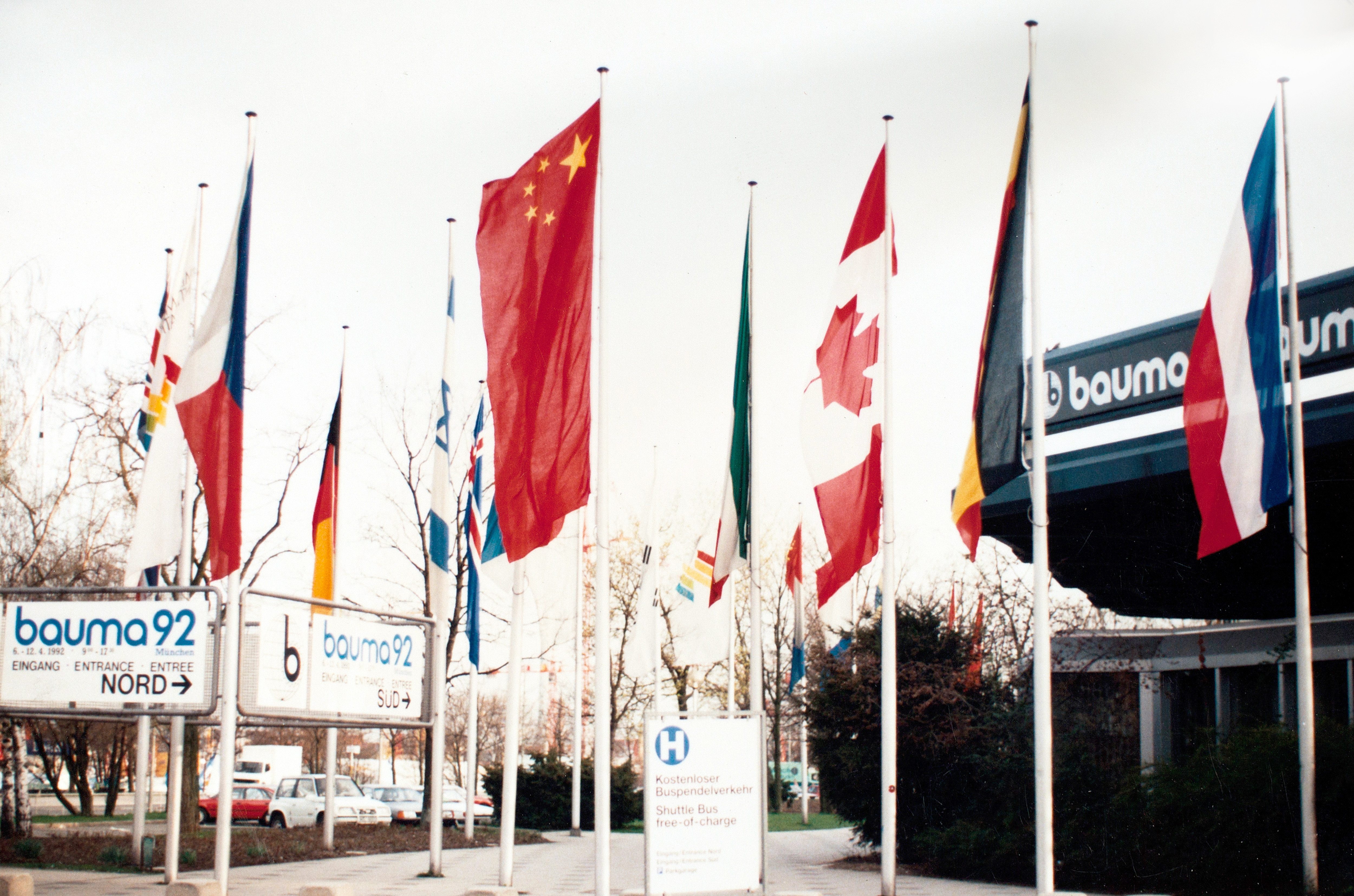 徐工成為行業首家取得自營出口權的企業，正式拉開國際化序幕；是年，徐工代表行業首次參加德國寶馬展