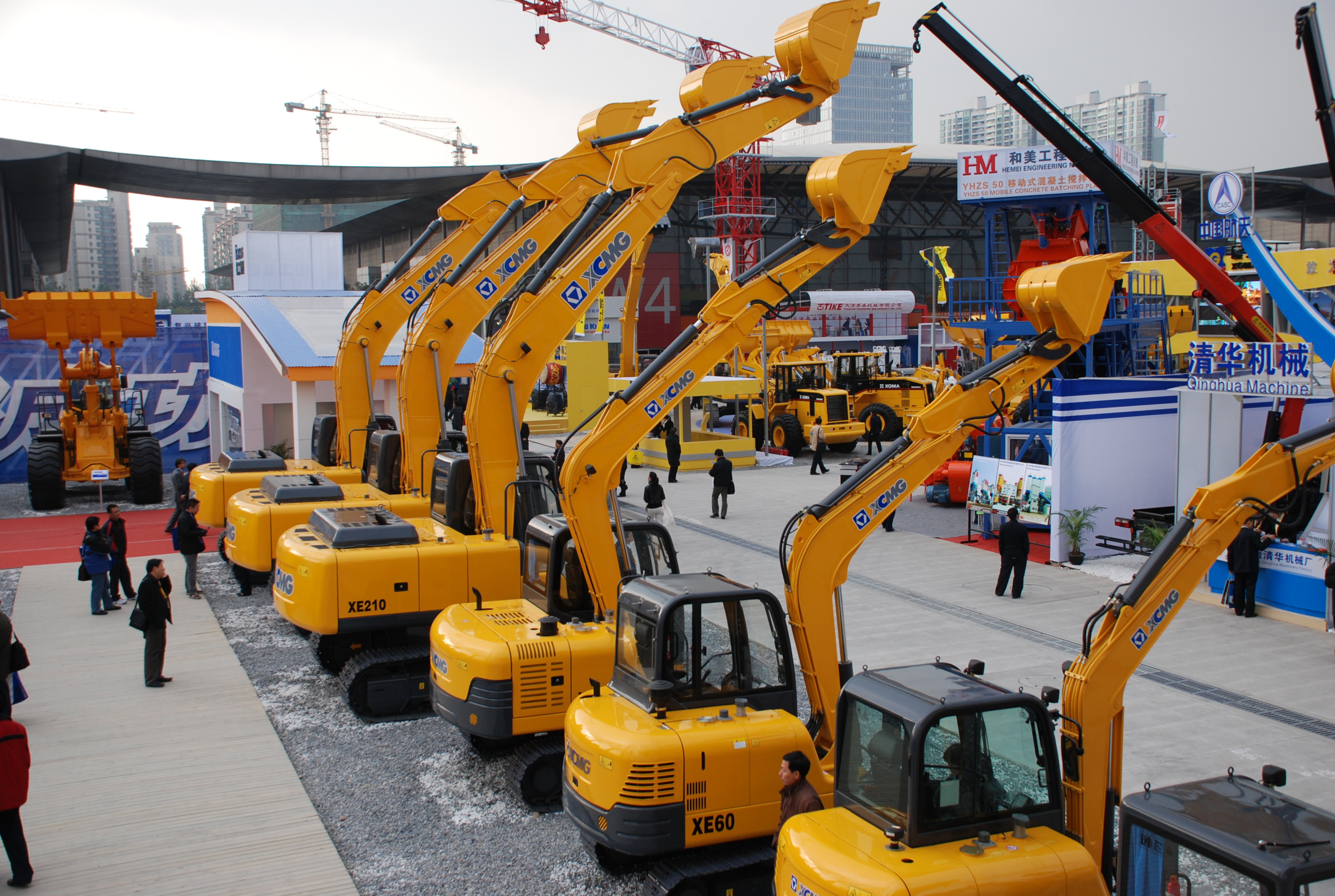 徐工與凱雷投資集團發表聯合聲明終止合作，獨立進行重組；是年，徐工與卡特彼勒終止合作，獨資成立徐州徐工挖掘機械有限公司