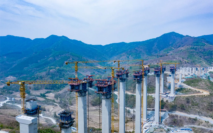 比肩青山接桂黔 | 徐工群塔助建雅長特大橋