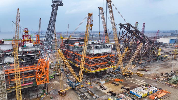 【全球之履】總重37000噸！徐工履帶兄弟團(tuán)助力大型深水導(dǎo)管架建設(shè)