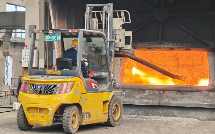 真金不怕火煉，徐工重載孔雀叉車威武霸氣！