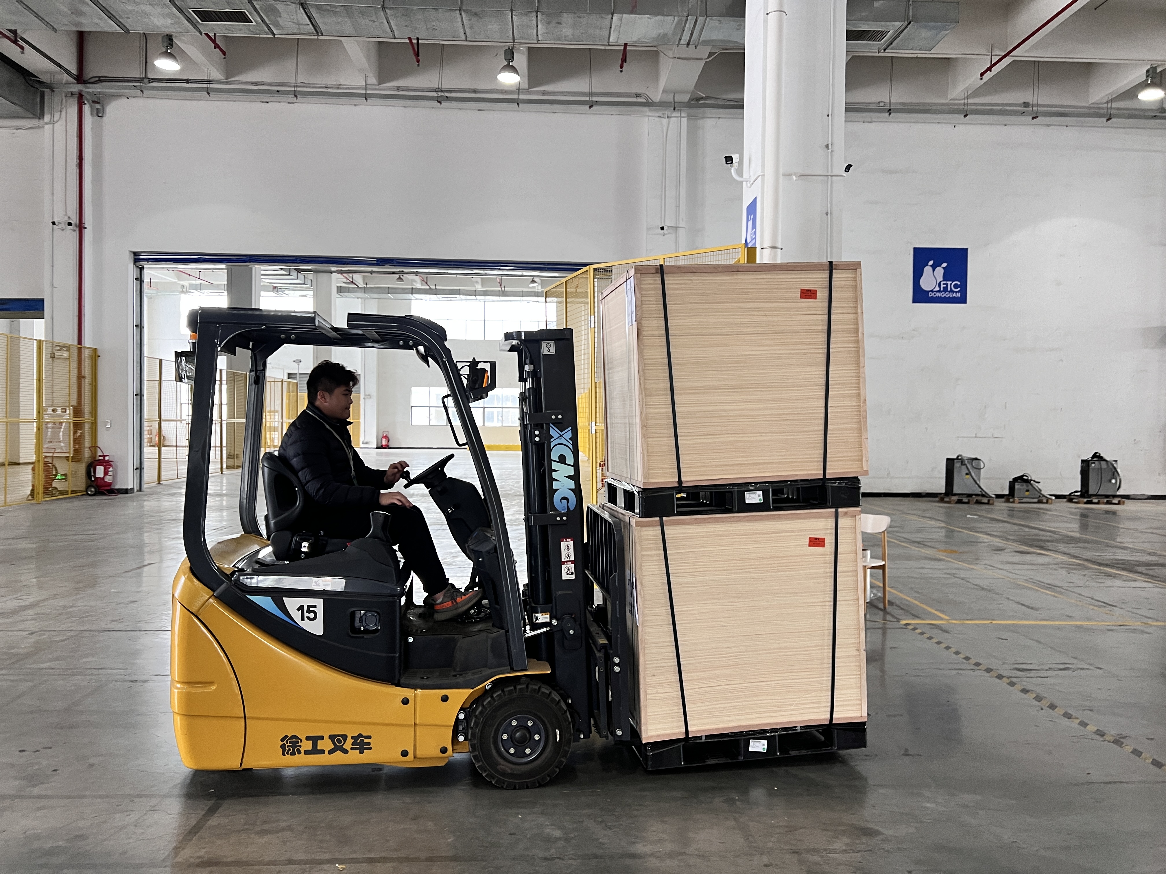 徐工三支點系列叉車助力物流倉儲行業靈活搬運