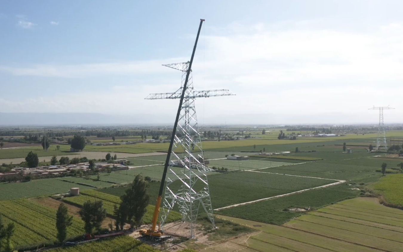 XCA200G8-1助力“哈重線”鐵塔吊裝！