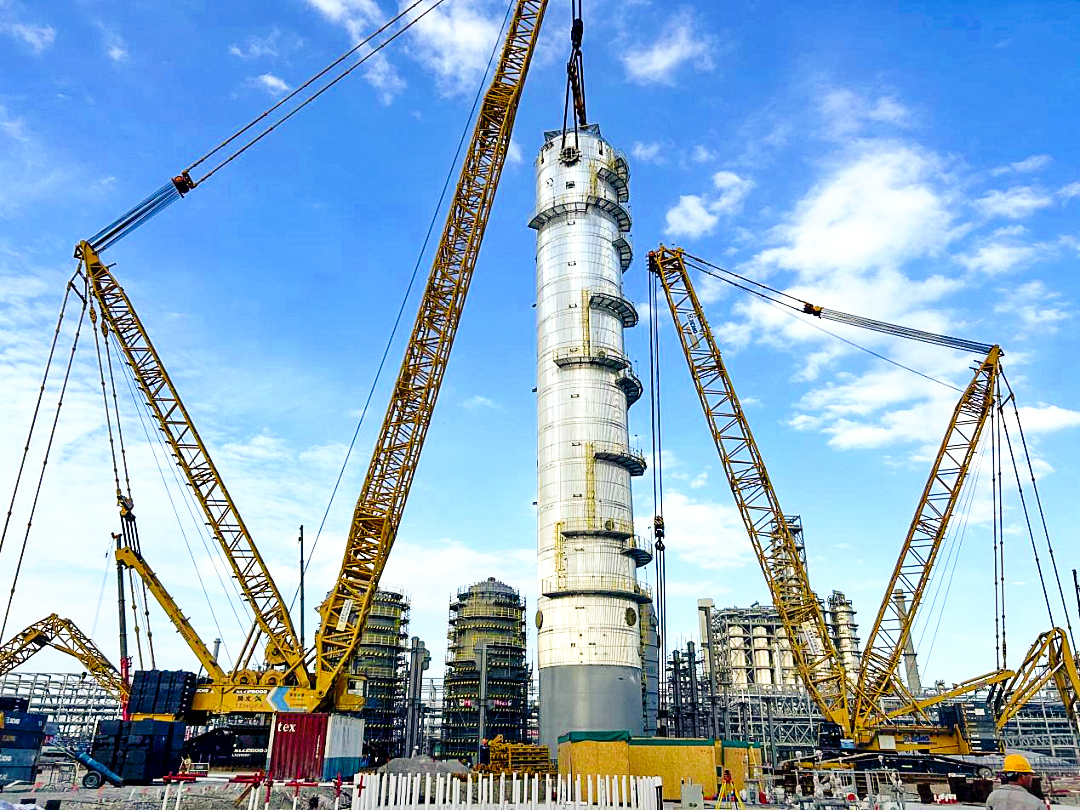 雙機(jī)聯(lián)動(dòng)！徐工履帶起重機(jī)助力全國(guó)丙烯腈行業(yè)“最大最重單體設(shè)備”成功就位