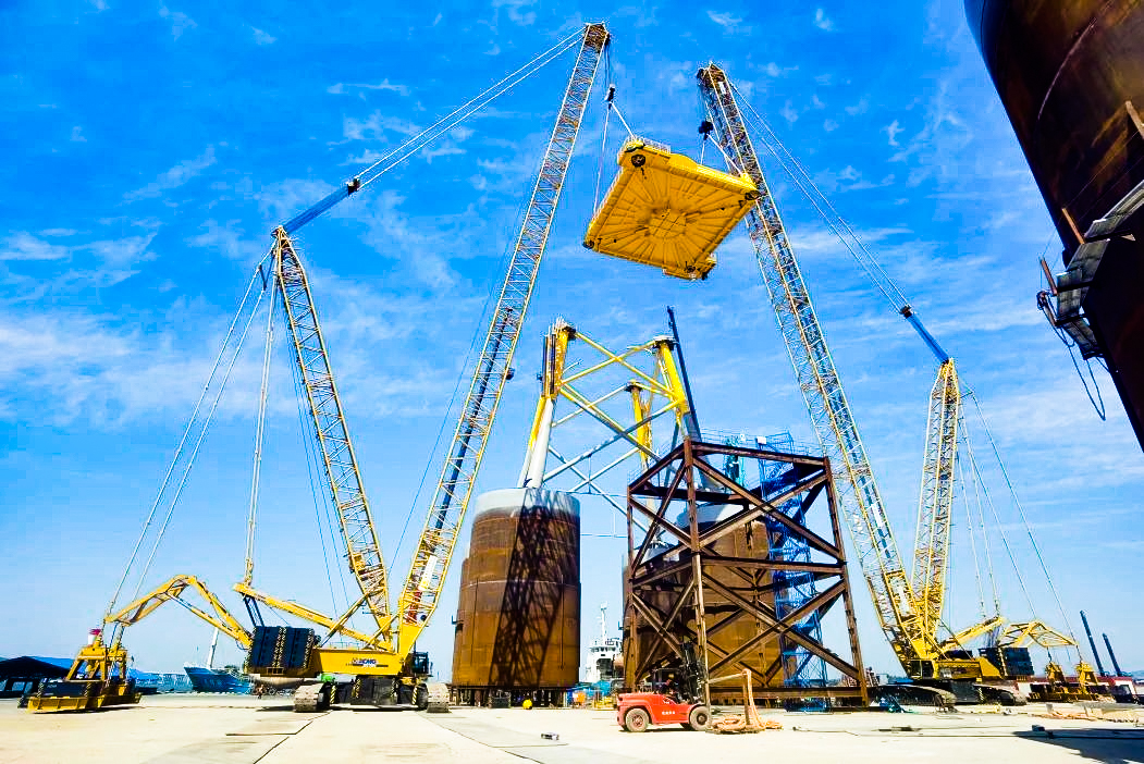 總重1972噸！徐工XGC12000助力大型導(dǎo)管架總組順利吊裝