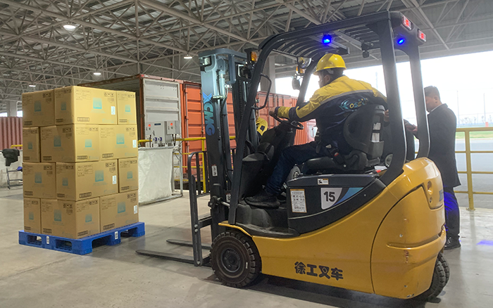 徐工叉車三支點系列助力飲料行業高效搬運