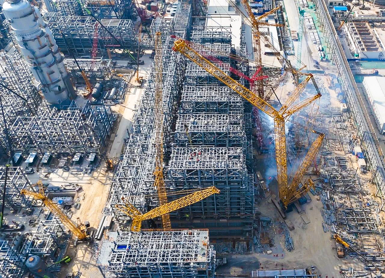 總重9000噸！XGC12000助力大型石化乙烯項(xiàng)目對(duì)流段模塊吊裝