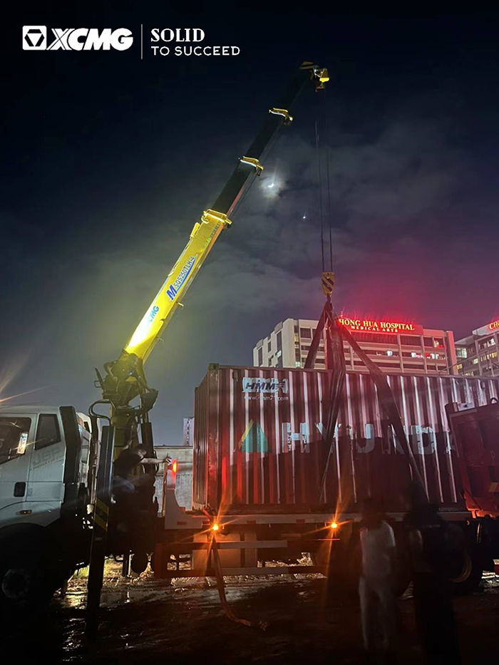 徐工隨車起重機在東南亞出色完成集裝箱轉運施工