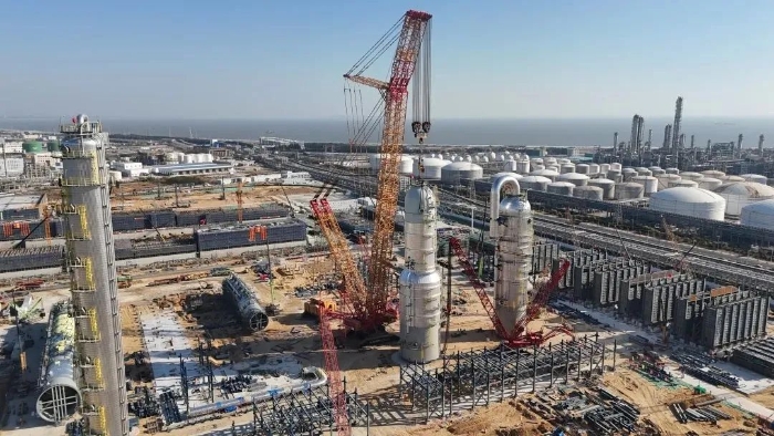 三小時(shí)制勝！徐工XGC88000助力2000噸石化設(shè)備成功就位