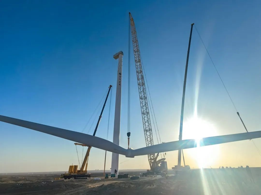 “零偏差”！西北戈壁現(xiàn)風(fēng)電“超級(jí)大片”，徐工XLC18000M領(lǐng)銜多機(jī)協(xié)同吊裝