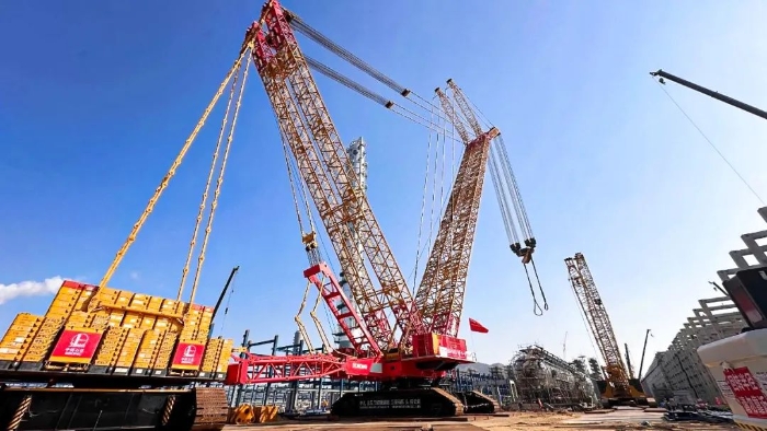 全球首臺(tái)問(wèn)世的4000噸履帶式起重機(jī)，再創(chuàng)國(guó)內(nèi)吊裝新紀(jì)錄！