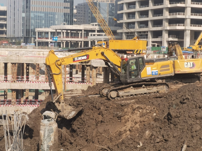 品質+節油+高效！徐工XE335GK助建亞洲最大地下空間