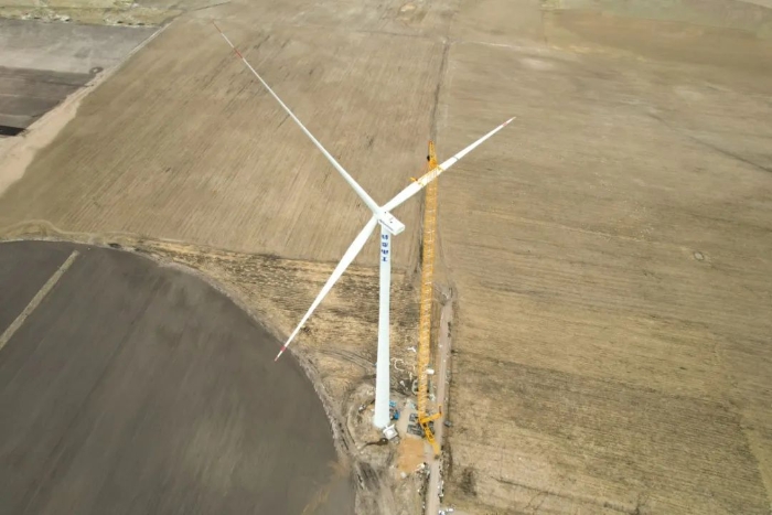 高空之巔，再鑄榮光！XLC18000M助力大型風(fēng)電場(chǎng)首臺(tái)185米風(fēng)機(jī)成功吊裝