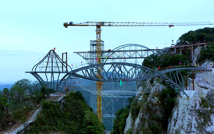 一覽眾山小！看徐工塔機「與山齊肩」