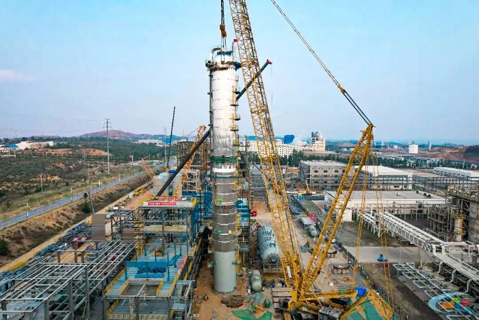 二十載老將再建功！徐工QUY450協(xié)助XGC12000輕松搞定百?lài)嵕s塔