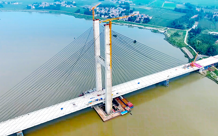 順利合龍！雙塔助建國內最大跨徑組合梁獨塔斜拉橋