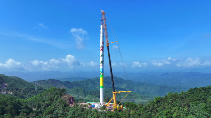 402噸重載轉(zhuǎn)場(chǎng)！全球第一吊“輕松駕馭”崎嶇山路