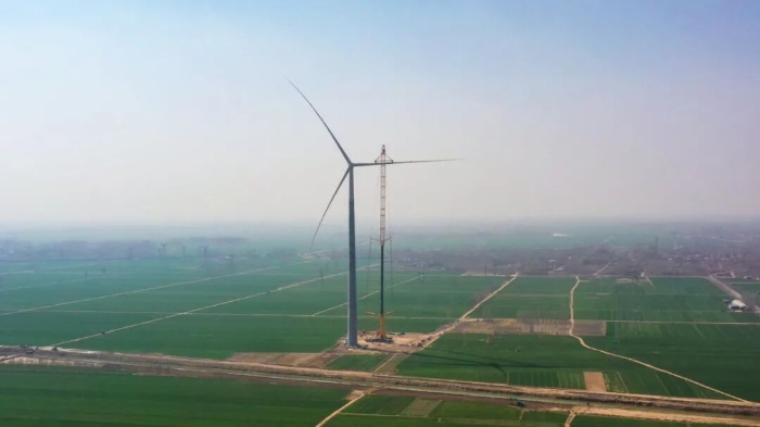 暴雨中橫走的 “鋼鐵巨獸”！徐工 4000 噸起重機(jī)撐起 160 米風(fēng)電，這細(xì)節(jié)太硬核！