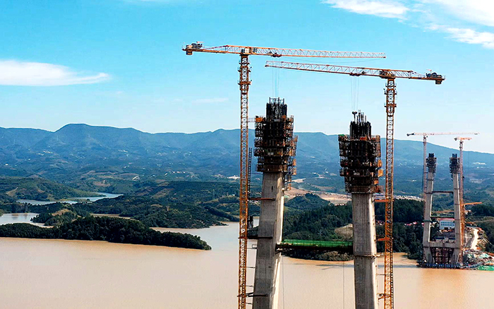 創造多項“世界之最”徐工金”助力丹江口水庫特大橋建設