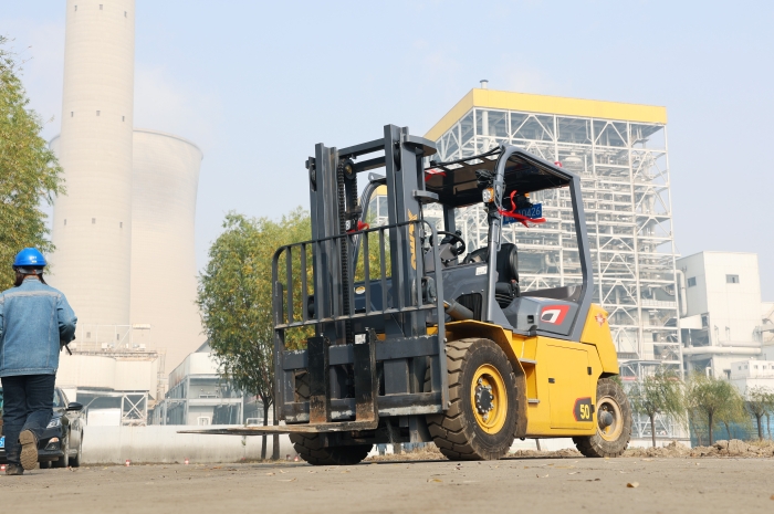徐工叉車助力菏澤某電廠 高效搬運保障能源供應