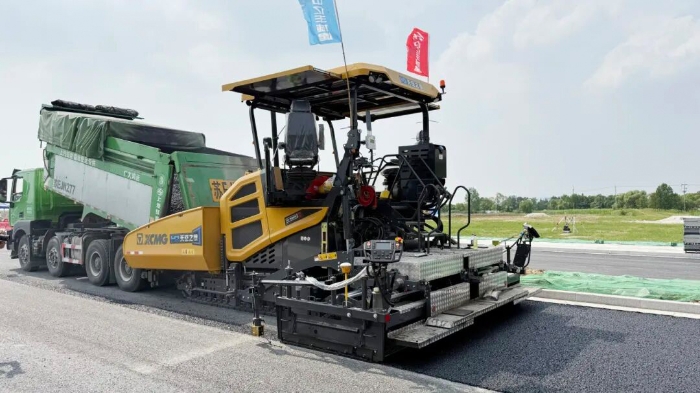 瀝青智造再升級！無人攤鋪技術助力常熟昆承路瀝青路面智能建造