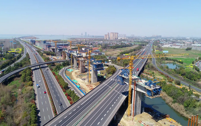 又見群塔 | 徐工塔機林立長江沿岸鐵路線