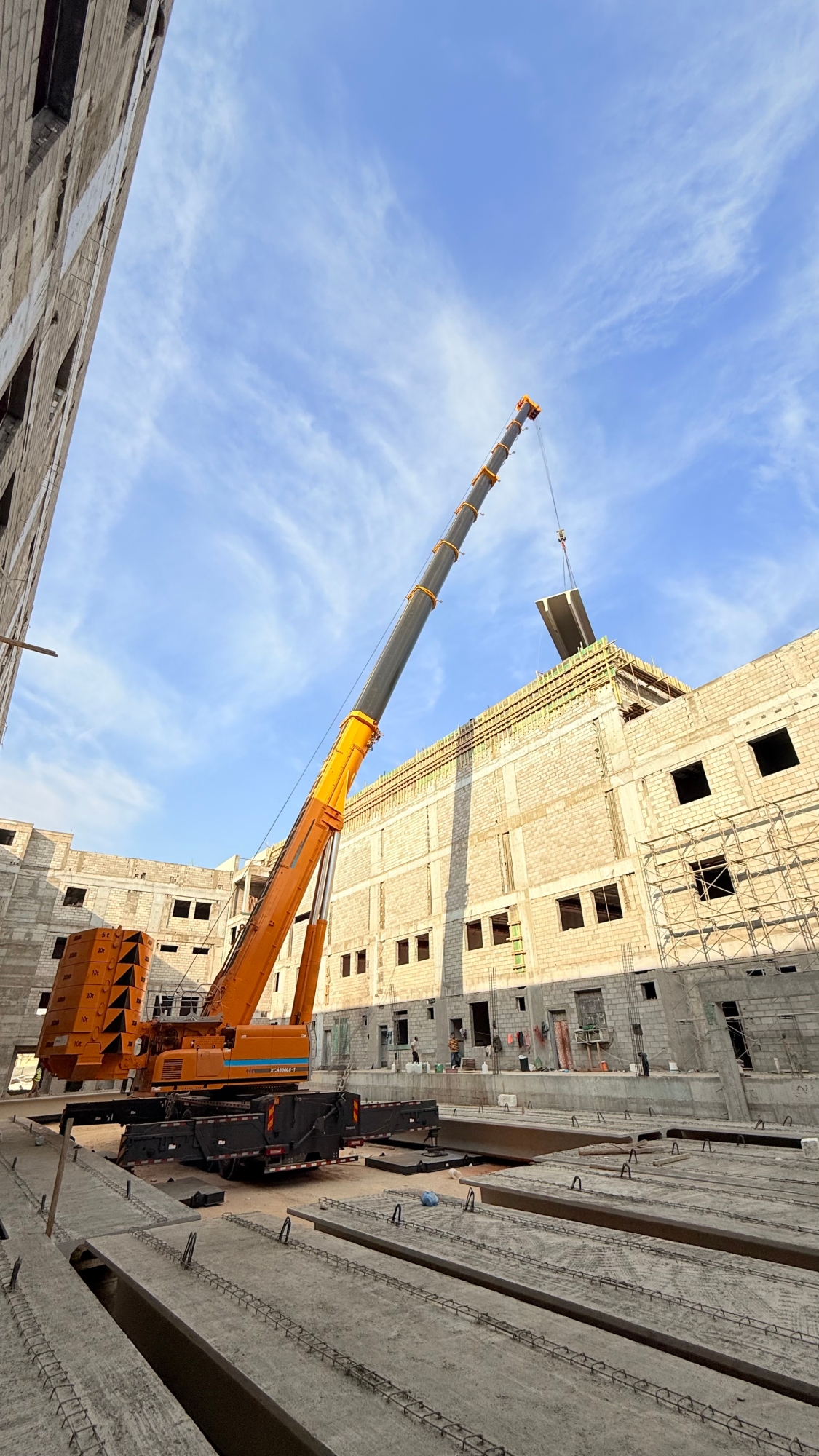 力擎千鈞，精準入微：徐工XCA600L8_1起重機決勝沙特超高層吊裝