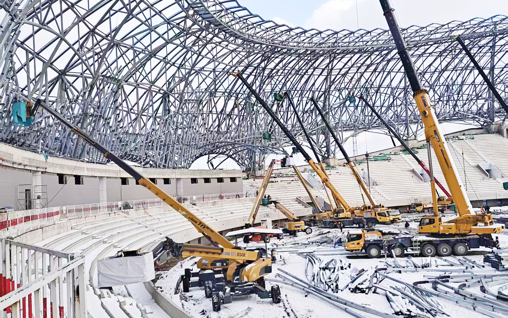 雪天不停工！16臺高米數直臂高空作業平臺硬核攻堅蓬萊體育館項目