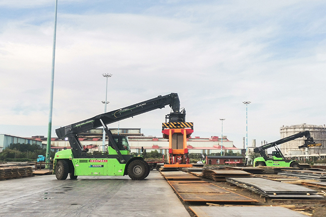 縱橫西北，馭“電”前行！徐工正面吊的綠色征途