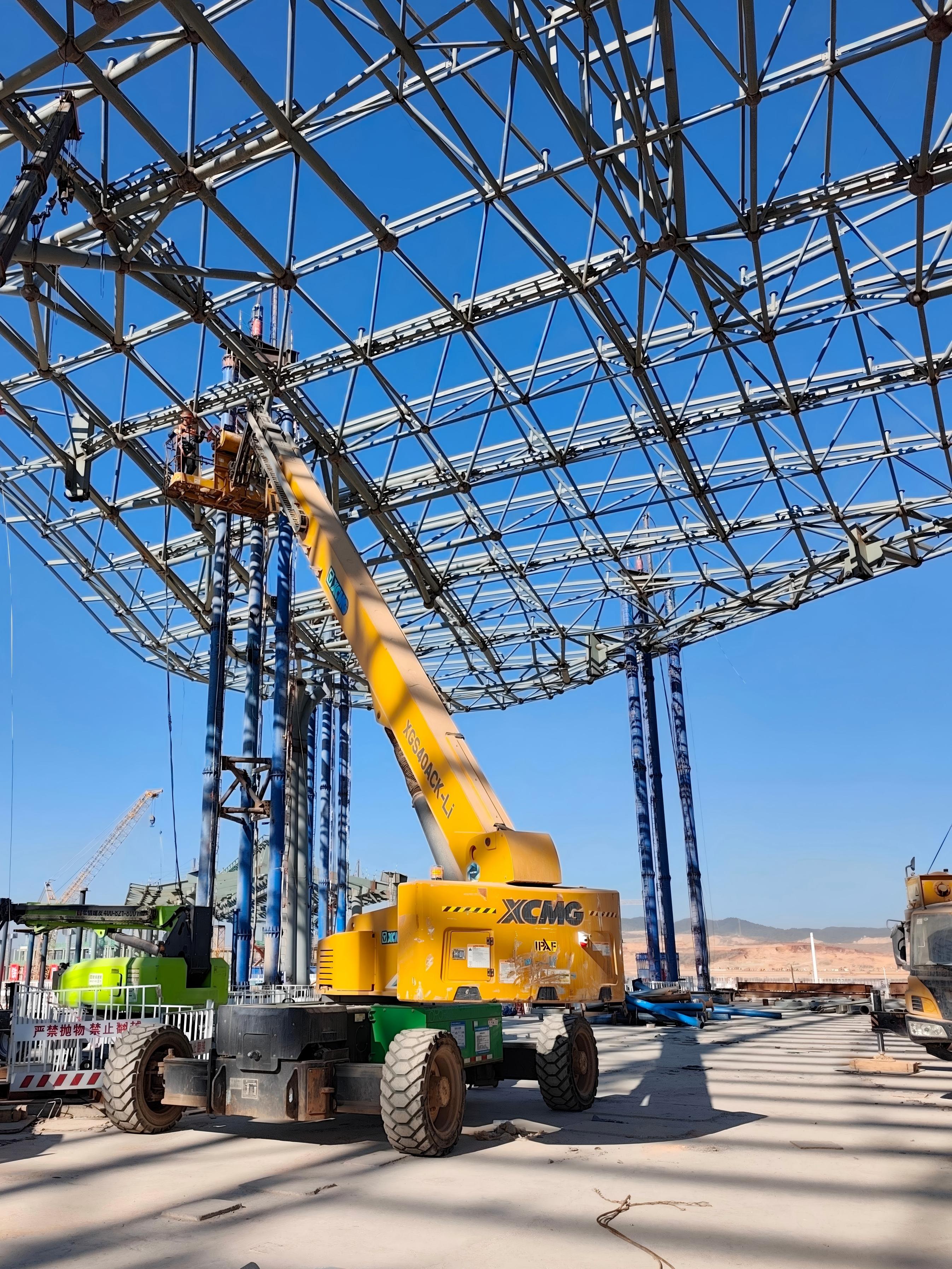電驅(qū)高效 精準筑翼｜徐工22米電動臂車助力昆明長水機場航站樓建設(shè)