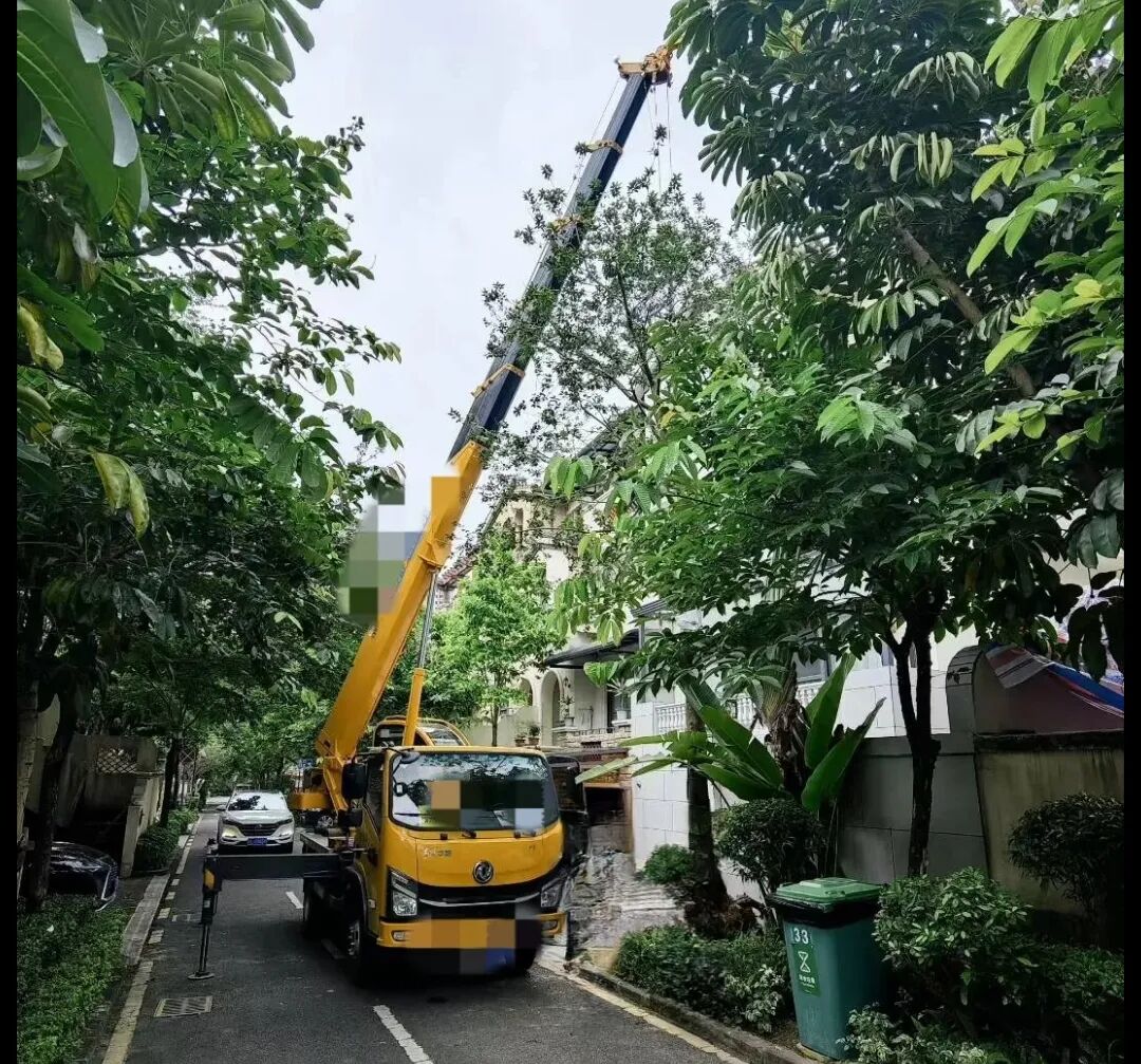 六樓窗口吊空調(diào)？窄巷子種大樹？有這輛“小鋼炮”，施工隊再也不愁了