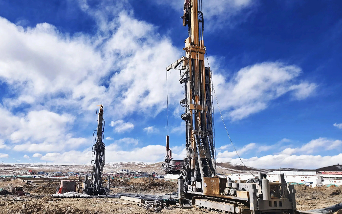 雪域送暖！徐工深井鉆機助力地?zé)峁┡椖? /> 
           </div> 
           <div   id=