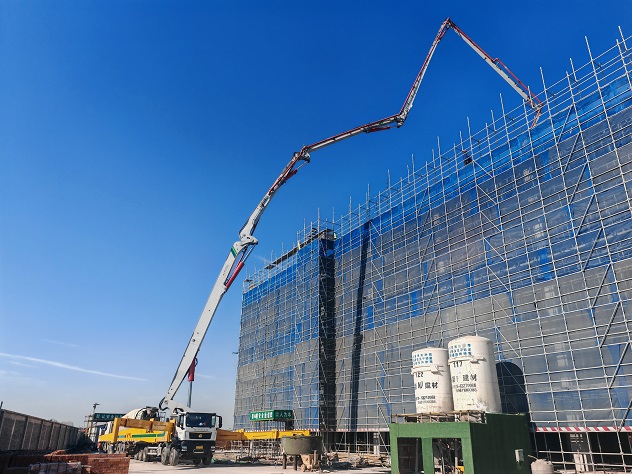 施工連軸轉！徐工75米泵車“火”到全國工地